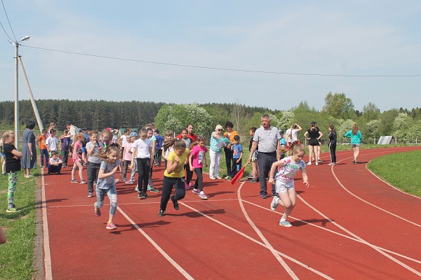 Погода в пречистом на неделю. Пречистенская средняя школа Первомайского района. Пречистое Первомайский район. Стадион поселок Первомайский. Стадион в поселении Первомайское.